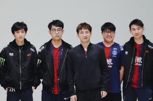 脱颖而出的 脱颖而出的